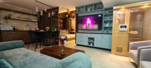 迈季代勒舍姆斯סוויטת נור Noor Suite的带沙发和电视的客厅