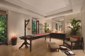 巴姆博利姆果阿君悦酒店的客厅配有台球桌和椅子