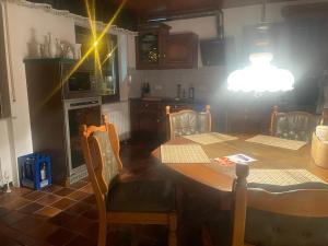 凯撒斯劳滕Einzigartige Unterkunft mit viel Extras的厨房配有桌椅和灯具