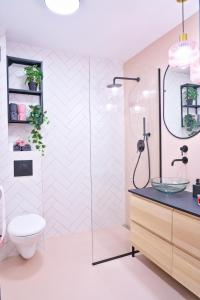 比亚瓦波德拉斯卡Apartament Alina 25的一间带卫生间和玻璃淋浴间的浴室