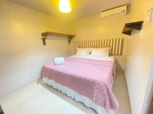 费尔南多 - 迪诺罗尼亚FLAT BAÍA DO SANCHO的小卧室配有一张带粉色毯子的床