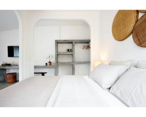 高兰LiLi's Rooms的白色卧室配有白色床和白色枕头