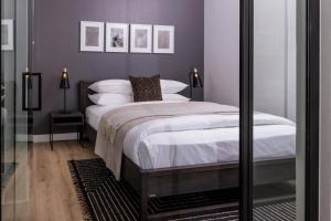 米德兰5 Star Elegant Apartments, Ellipse Waterfall City, Midrand, Johannesburg的一间卧室设有一张紫色墙壁的大床