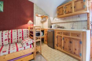 布拉芒Location Vanoise的厨房配有木制橱柜和台面