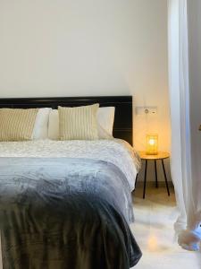 科尔多瓦Puente Miraflores的一间卧室配有一张床和一张带台灯的桌子