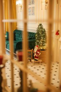 库塔伊西Boutique Apartment - Signature的圣诞树和桑塔子的圣诞客房