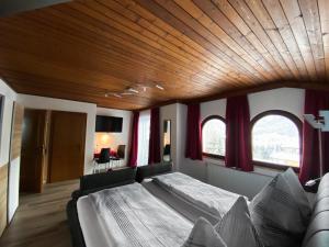 费尔兹姆斯豪斯拉格民宿的一间卧室设有一张大床和两个窗户。
