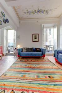 芒通Les Fresques的带沙发和大地毯的客厅