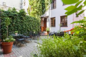 托伦萨那洛扎酒店的户外庭院设有桌椅和植物