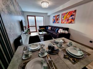 耶莱尼亚古拉Apartament Jelonek w Karkonoszach的客厅设有餐桌和盘子