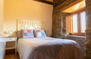 NeipínAs Veneiras Casa Rural的一间卧室设有一张床和一个窗口