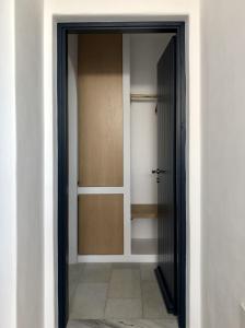 迈洛波塔斯斯里阿莫斯酒店的通往带衣柜的房间的敞开门