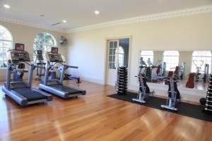 波拉尔米尔顿公园乡村度假屋酒店及Spa的健身房设有数台跑步机和椭圆机