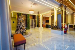 格拉玛多HOTEL RF VISION restaurante giratório的大堂中间的圣诞树