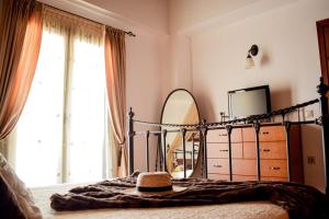 KerásiaRahati Holiday Villa Maisonette by Estia的一间卧室配有一张带镜子和梳妆台的床