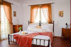 KerásiaRahati Holiday Villa Maisonette by Estia的一间卧室配有一张带橙色毯子的床