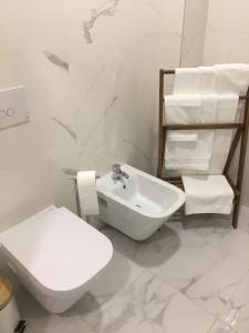 阿威罗Marquês d'Aveiro Suite的白色的浴室设有卫生间和水槽。