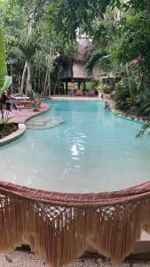 巴卡拉尔Xoot Ka’Ana villa fantasía的度假村内的大型游泳池