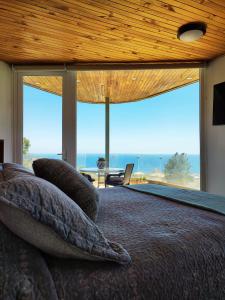 瓦尔帕莱索Hostal lala porteña vista al mar, baño privado y desayuno的一间卧室设有一张床,享有海景