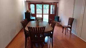 韦利格默El-Nivasa Villa in Weligama的一间带木桌和椅子的用餐室