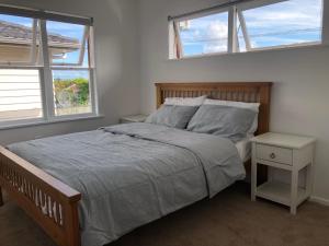 Comfortable Holiday Home at Mt Wellington客房内的一张或多张床位
