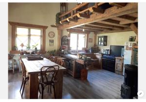 圣热尔韦莱班Casa Mia的一个带木桌的大厨房和一个饭厅