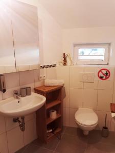 伊姆斯特Ferienwohnung Cooldog Kuschelnest的一间带水槽和卫生间的浴室