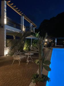 加尔达湖滨瑟格提尼公寓式酒店的夜间带游泳池的别墅