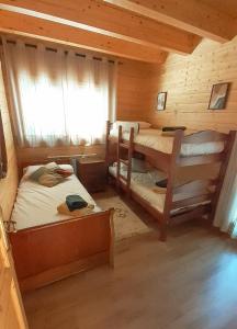 拉莫利纳Casa MARAVILLA 8 pax. Deporte y relax exclusivo!的小屋内设有一间带两张双层床的卧室