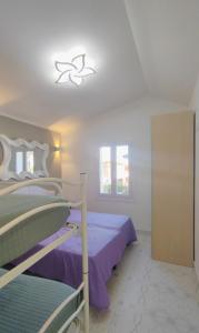 比比翁Villa Miami的一间卧室设有两张双层床和一扇窗户。