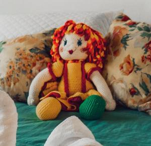 蒙特罗洛巴托Chalés Tia Nastácia的睡床上的小 ⁇ 子娃娃