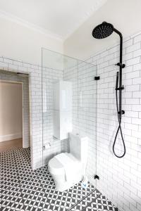 悉尼Chic Bondi Beach Pad的白色的浴室设有卫生间和淋浴。