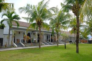 班达楠榜Kuraya Hotel Residence的一座棕榈树建筑