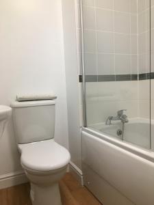 哈勒斯登Bullfinch House的白色的浴室设有卫生间和浴缸。