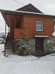 韦尔霍维纳Міні Котедж的木屋,地面上积雪