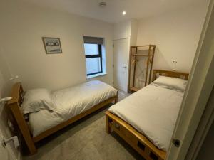 惠特比10 Argyle Court的一间卧室设有两张床和窗户。
