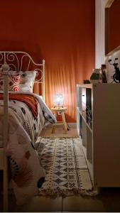 CarvinGîte Saint Martin的一间卧室配有一张床和一张带台灯的桌子