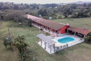普腊亚罗萨Pousada Elementais do Rosa的享有带游泳池的别墅的顶部景致