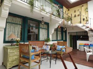 里约热内卢卡萨圣康拉多住宿加早餐旅馆的客厅配有桌椅