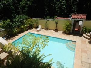 里约热内卢卡萨圣康拉多住宿加早餐旅馆的植物庭院中的游泳池