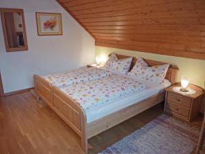Aflenz Kurort豪斯莱切哈尔乐公寓的一间卧室设有一张带木制天花板的大床