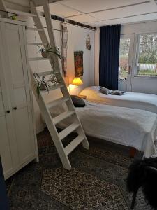 霍森斯Keramikhuset 2 komma 0, smuk natur og hjemlig hygge的卧室设有床边的梯子