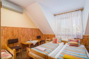 蒂萨菲赖德菲雷迪公寓酒店的一间设有两张床和一张桌子的房间