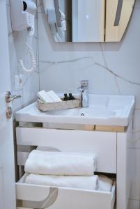 Rinas乔尔根酒店的浴室配有盥洗盆、镜子和毛巾