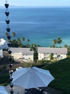 圣塔芭芭拉-山美纳Amazing views!!的白色遮阳伞和海景