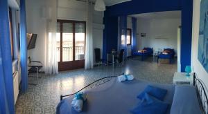 特拉帕尼B&B Trapani Mare的蓝色客房配有带蓝色枕头的床