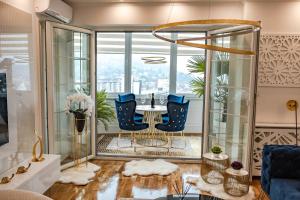 图兹拉Luxury Apartment Karic FREE parking的客厅在窗户前配有桌椅