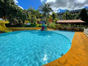 伊帕廷加Tijota Hotel Fazenda的度假村内带滑梯的游泳池