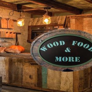 AlphenB&B Wood, Food & More的一种在厨房读食物和其他食物的标志