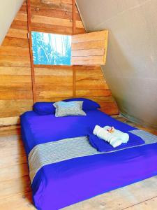 奥尔沃克斯岛La Aldea Holbox Cabañas y Camping的一张床上,里面放着两条毛巾
